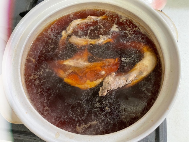 榎食品【本格きりたんぽ鍋】に入っていて鶏がらで出汁をとっている様子を撮影した写真