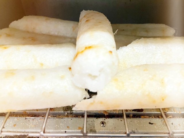榎食品・本格きりたんぽ鍋セットのきりたんぽを温めている様子を撮影した写真