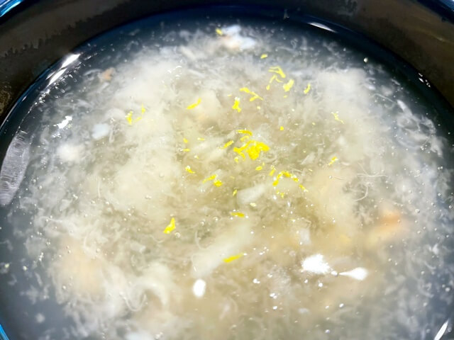 惣湯テラス食事・天かぶと海老のお吸い物を撮影した写真