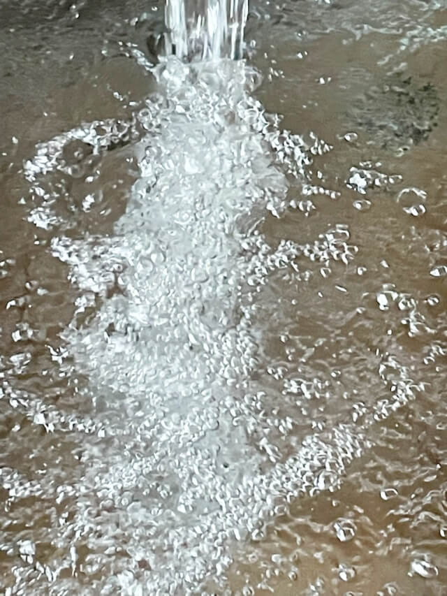 源泉かけ流しの湯を撮影した画像
