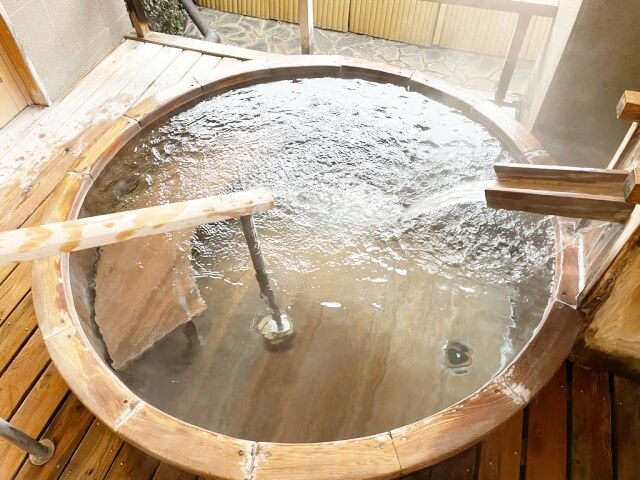 湯河原いすゞホテルの貸切露天風呂を撮影した画像