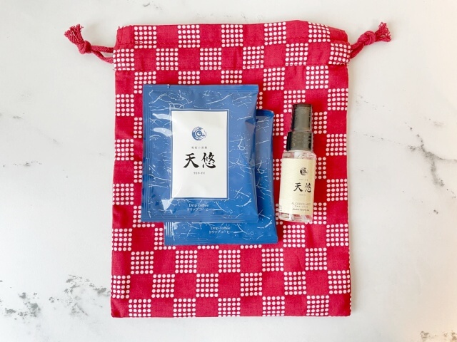 【箱根小涌園 天悠】アメニティ・除菌アルコールミストと巾着袋を撮影した写真