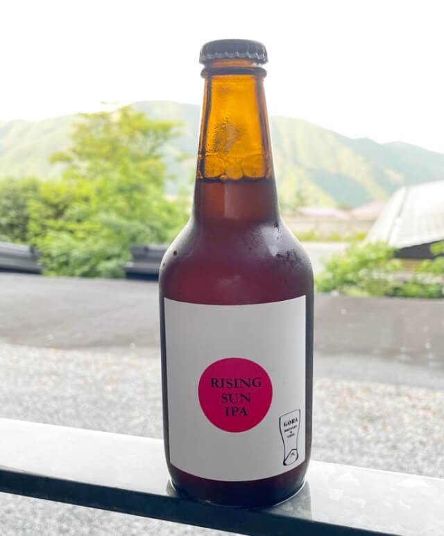 GORA BREWERYの箱根クラフトビールと箱根の山を撮影した写真