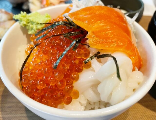 【天悠の朝食】海鮮丼を撮影した写真