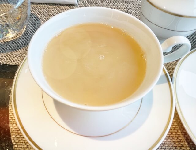 濃厚なミルクを入れた2杯目の紅茶を撮影した写真