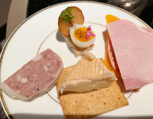 ザ・リッツ・カールトン東京・クラブラウンジ2022年6月のオードブルタイム提供よりチーズ2種・パテ・アンティパスト1品を撮影した写真
