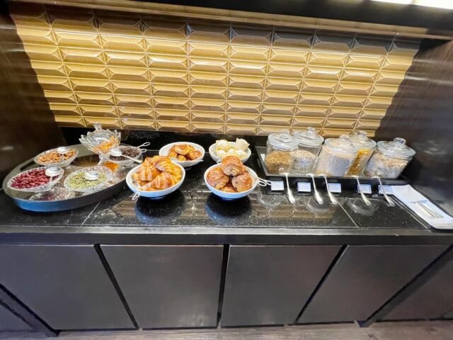 ザ・リッツ・カールトン東京・クラブラウンジの朝食で提供されるブッフェの様子を撮影した写真