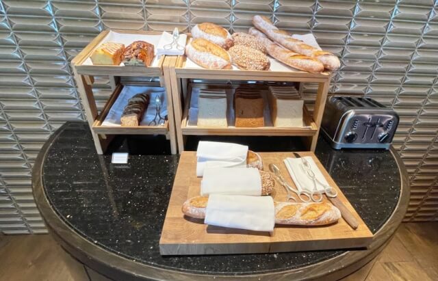 ザ・リッツ・カールトン東京・クラブラウンジの朝食で提供されるパンのコーナーを撮影した写真