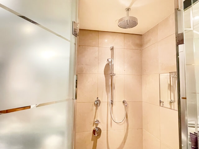 クラブデラックスルームのシャワールームを撮影した写真