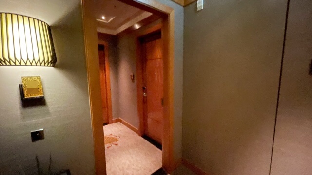実際に宿泊した部屋の入口を撮影した写真