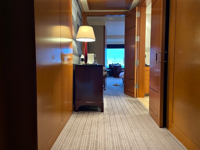 客室の入口から部屋を撮影した写真