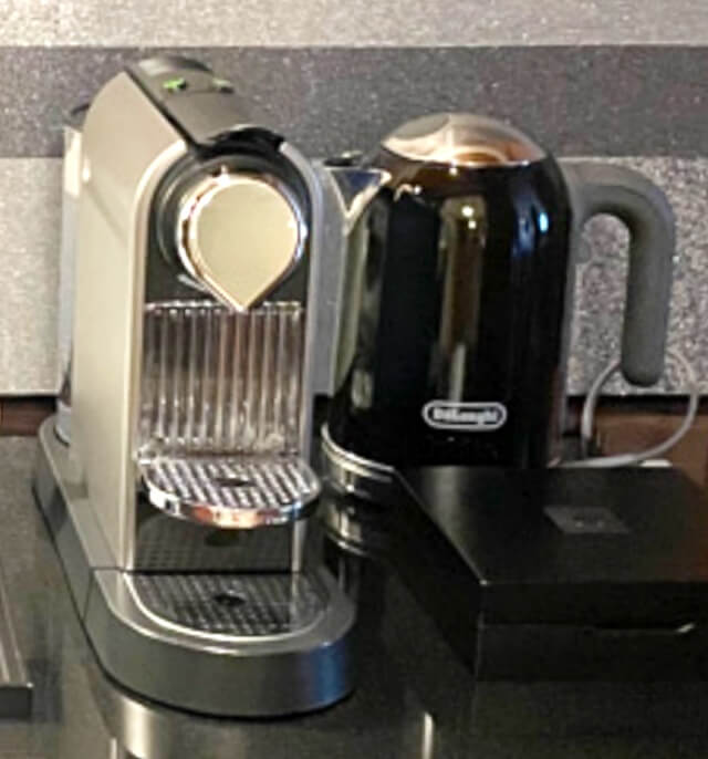 コーヒーメーカー・ネスプレッソマシンとデロンギのポットを撮影した写真