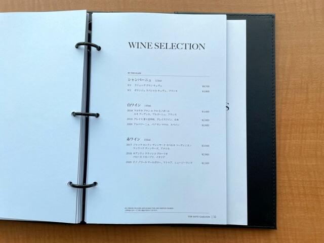 ルームサービス・グラスシャンパンとグラスワインの内容と料金を撮影した写真