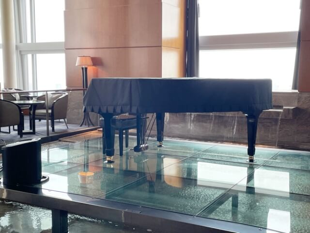 朝のロビー・グランドピアノを撮影した写真