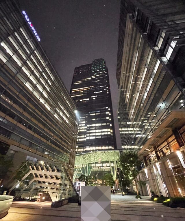 ザ・リッツ・カールトン東京の外観・ミッドタウン・タワー前の広場から夜の様子を撮影