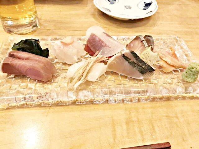 広島への女一人旅で実際に利用した一休レストラン予約で食べた瀬戸内海のお刺身盛りを撮影した写真