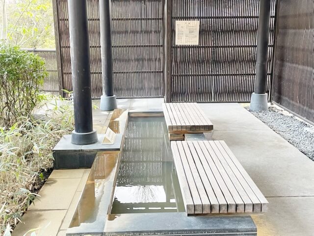 有馬温泉・六彩の庭園内にある足湯スポットを撮影した写真