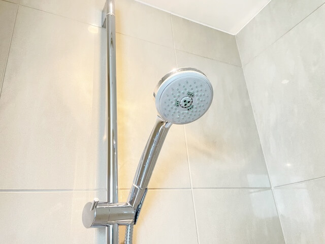 シャワールームのシャワーヘッドを撮影した画像