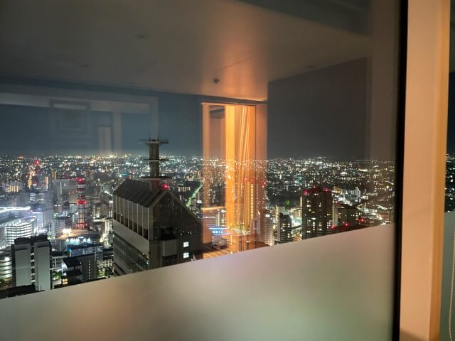 夜のバスルーム・窓からの眺望を撮影した画像