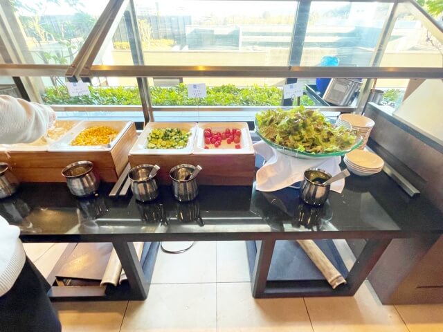 有馬六彩・レストラン万彩の朝食ビュッフェ・サラダ・生野菜のコーナーを撮影した画像