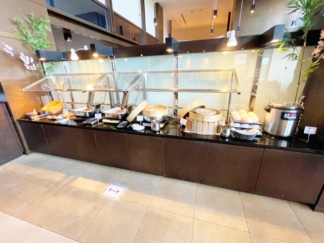 有馬六彩・レストラン万彩の朝食ビュッフェ・ソーセージ・ベーコン・シュウマイのコーナーを撮影した画像