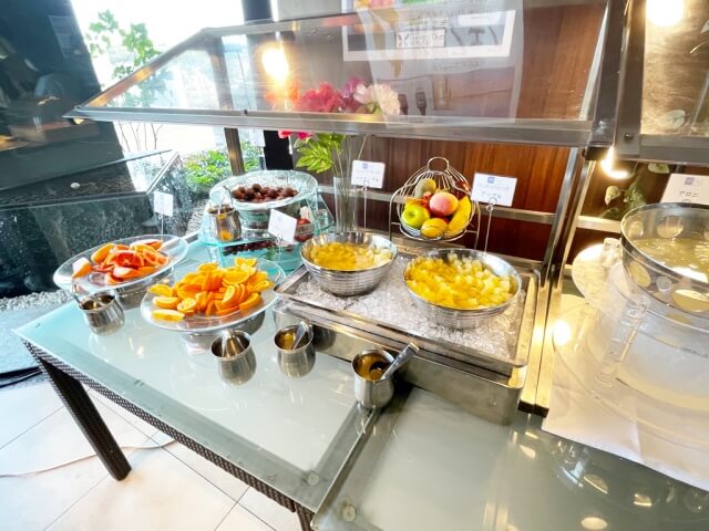 有馬六彩・レストラン万彩の朝食ビュッフェ・フルーツのコーナーを撮影した画像