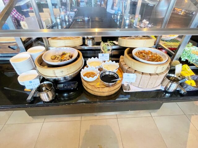 有馬六彩・レストラン万彩の朝食ビュッフェ・野菜の煮物と蒸し物のコーナーを撮影した画像