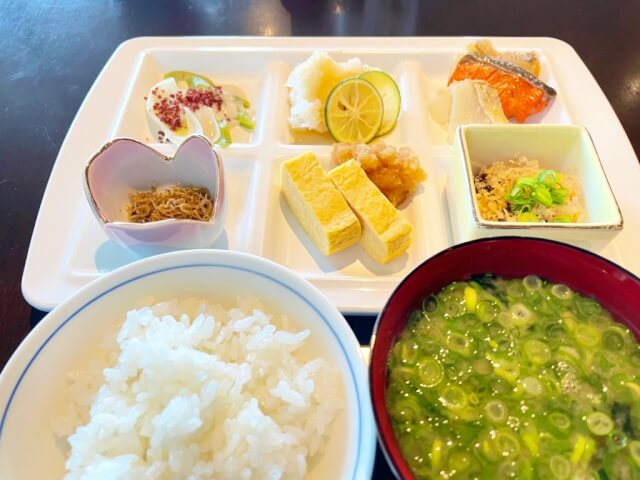 洋食を頂いた後、和食を盛り付けて来た時のお皿を撮影した画像