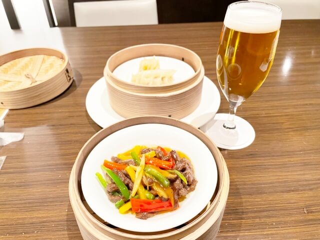 有馬六彩・レストラン万彩の夕食ビュッフェ・最初にテーブルでサーブされた青椒肉絲と小籠包を撮影した画像