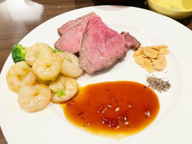 有馬六彩・レストラン万彩の夕食ビュッフェ・ローストビーフと小海老の中華炒めを撮影した画像