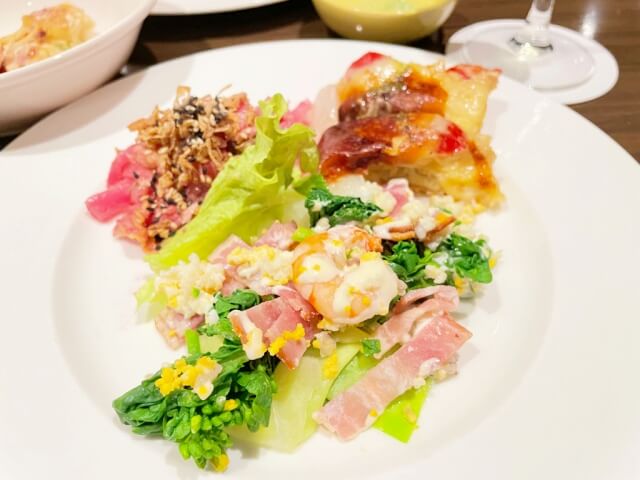 有馬六彩・レストラン万彩の夕食ビュッフェ・菜の花のサラダとサーモンの前菜の盛り付けた様子を撮影した画像