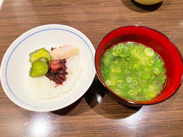 有馬六彩・レストラン万彩の夕食ビュッフェ・お味噌汁と白米を撮影した画像
