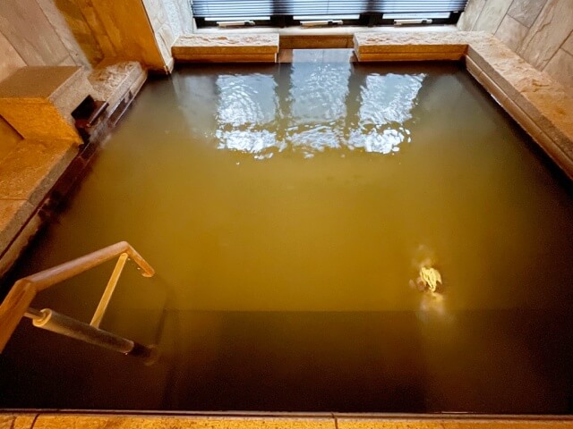 貸切温泉風呂・銀湯の「湯」をアップで撮影した画像