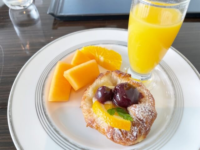 ウェスティンホテル仙台の朝食で頂いた「オレンジ＆ダークチェリーのデニッシュ・フルーツ・フレッシュオレンジジュース」を撮影した画像