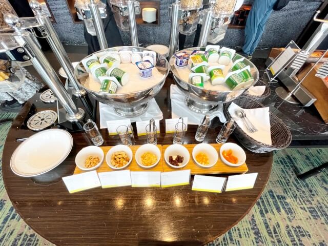 ウェスティンホテル仙台の朝食・ヨーグルト・ドライフルーツ・ナッツ類のトッピングが並ぶコーナーを撮影した画像