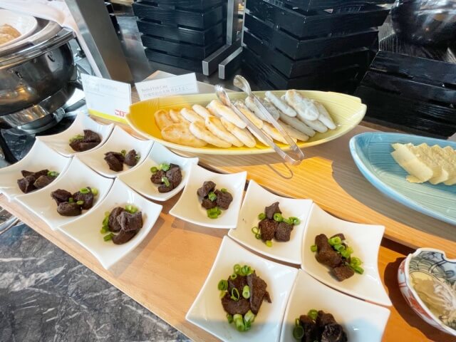 ウェスティンホテル仙台の朝食・牛タン佃煮と笹かまを撮影した画像