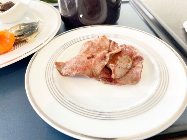 ウェスティンホテル仙台の朝食・ライブキッチンで焼いてもらった牛タンを撮影した画像