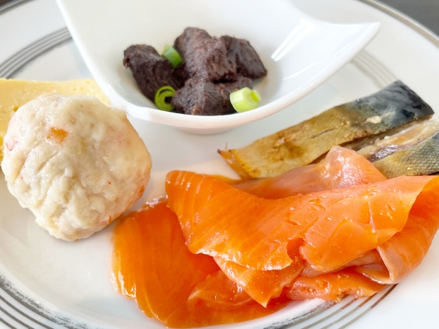 ウェスティンホテル仙台の朝食・牛タン角煮と焼鯖を盛り付けたお皿を撮影した画像