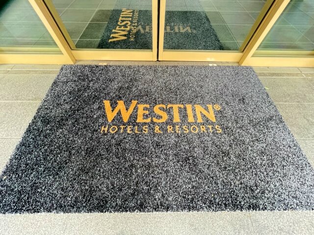 ウェスティンホテル仙台の1階エントランスの絨毯を撮影した画像