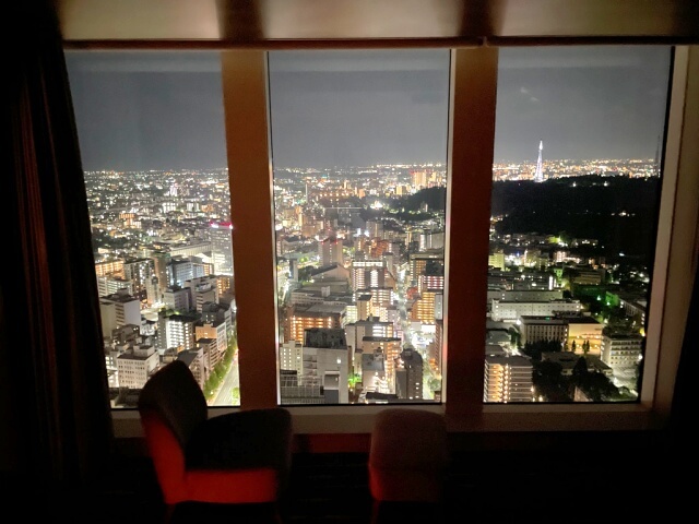 宿泊したクラブプレミアルームの窓から夜景を撮影した画像
