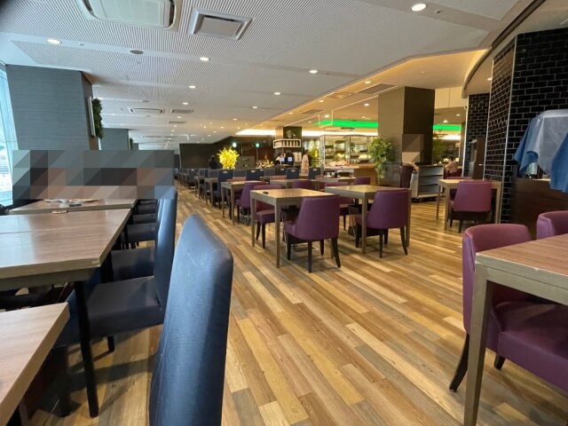 新横浜プリンスホテル朝食ブッフェ【ケッヘル】入店後に着席した座席から全体の様子を撮影した画像