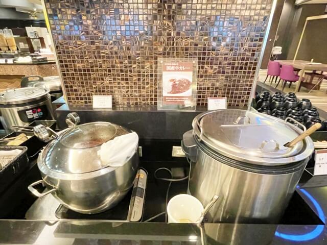 もう1種類のカレーとベジタブルスープを撮影した画像・新横浜プリンスホテル朝食ブッフェ