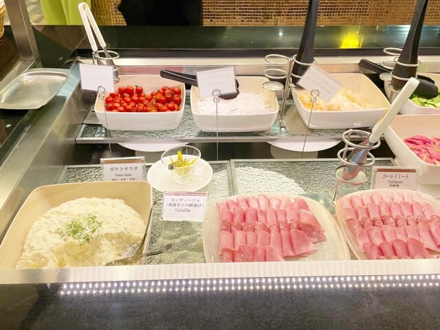 ポテトサラダ・3種類のハム・トマト等を撮影した画像・新横浜プリンスホテル朝食ブッフェ