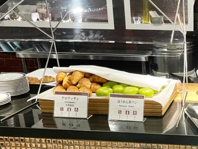 クロワッサンとほうれん草パンを撮影した画像・新横浜プリンスホテル朝食ブッフェ