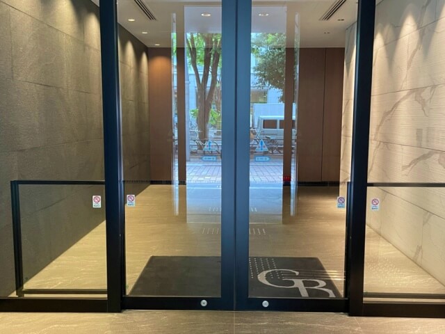 ホテルグランバッハ仙台の1階入口のドアを撮影した画像