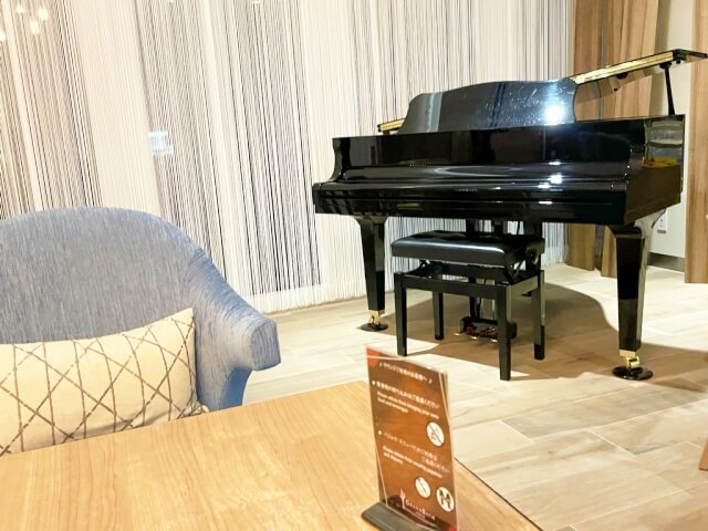ロビーラウンジのグランドピアノを撮影した画像
