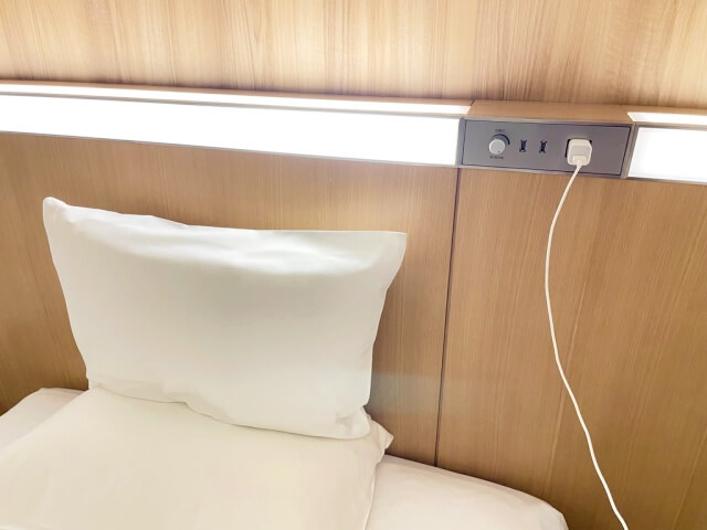 ホテルグランバッハ仙台のベッドサイド・2つ目のコンセント位置を撮影した画像