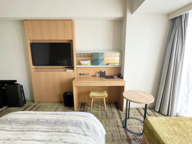 ホテルグランバッハ仙台・ツインルームのデスクとテレビを撮影した画像