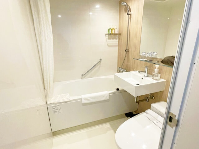 ホテルグランバッハ仙台・ツインルームのバスルームとトイレを撮影した画像