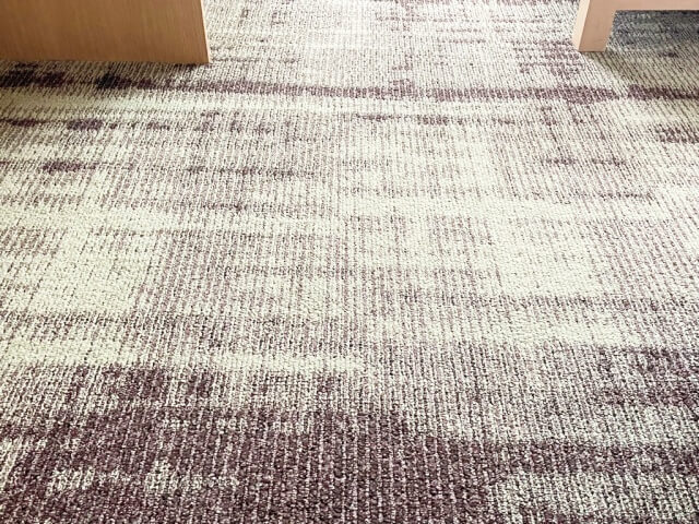 ホテルグランバッハ仙台・ツインルームのカーペットの模様を撮影した画像